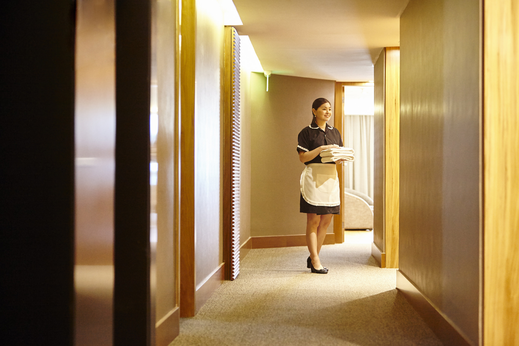 hotel maid in hallway hotel housekeeping costs.